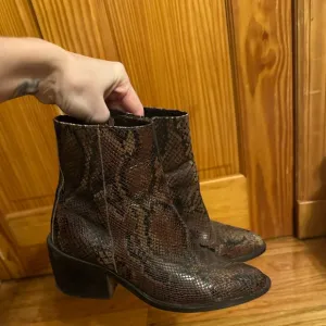 🥳 Faux snakeskin Genuine Leather booties