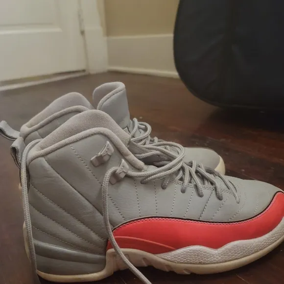 💝 Jordan's size 6.5 Y Grey and orange shoes, like new! 🍊