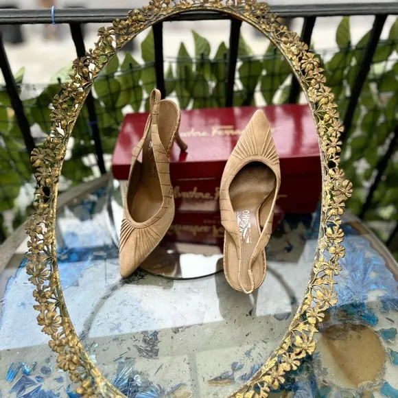 👠 Salvatore Ferragamo brown Suede Shoes