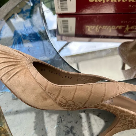👠 Salvatore Ferragamo brown Suede Shoes