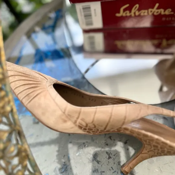 👠 Salvatore Ferragamo brown Suede Shoes