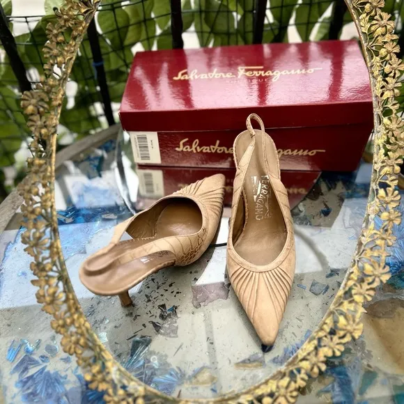 👠 Salvatore Ferragamo brown Suede Shoes