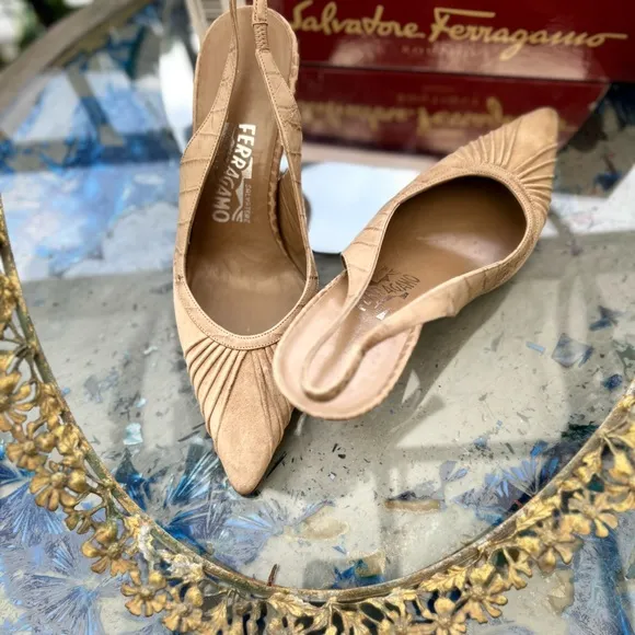 👠 Salvatore Ferragamo brown Suede Shoes