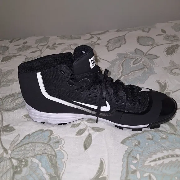 A pair of Nike Hurache baseball shoes. Like new condition. In a mens size 16.