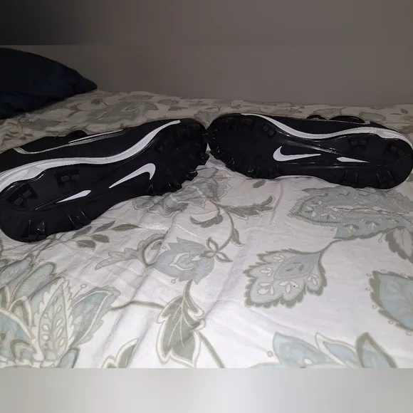 A pair of Nike Hurache baseball shoes. Like new condition. In a mens size 16.