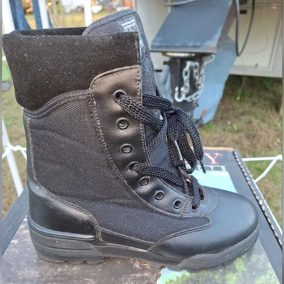 A pair of Rocky Magnum black leather work boots. Mens size 7.5. EUC.