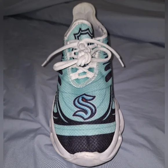 A pair of Seattle Kraken Chris athletic shoes in a EU 43 size 43, or US 9/9.5.