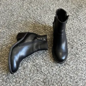 AGL Attilio Giusti Leombruni Sz 39 US 9 Black Leather Ankle Boots Double Zip