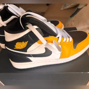 Air Jordan 1 MID Men's Black and Yellow Sneakers