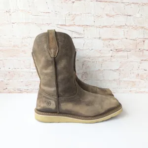 Ariat Brown Cowboy Boots with Distressed Leather and Rounded Toe
