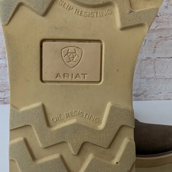 Ariat Brown Cowboy Boots with Distressed Leather and Rounded Toe