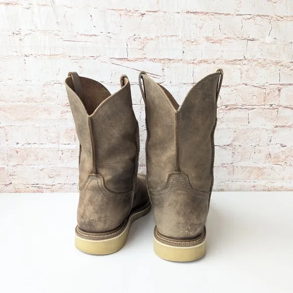 Ariat Brown Cowboy Boots with Distressed Leather and Rounded Toe