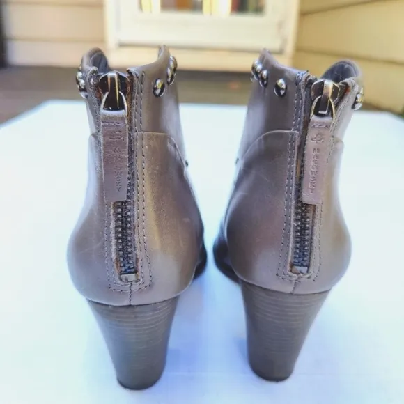 B Makowski Women's Ankle Boots Grey Leather Booties Metal Studs &amp; Toe Size 7.5M