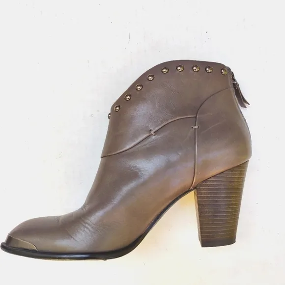 B Makowski Women's Ankle Boots Grey Leather Booties Metal Studs &amp; Toe Size 7.5M