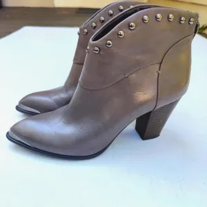 B Makowski Women's Ankle Boots Grey Leather Booties Metal Studs &amp; Toe Size 7.5M