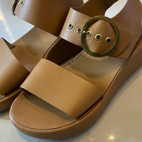 Beak swan platform sandals.