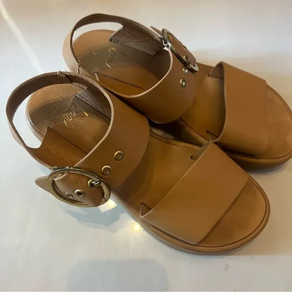 Beak swan platform sandals.