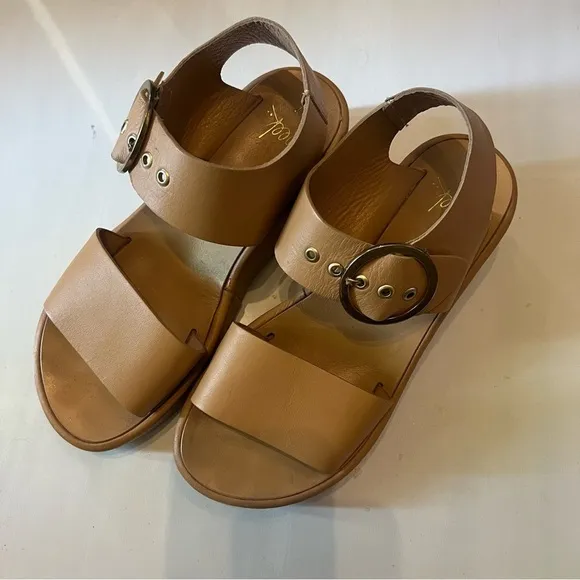 Beak swan platform sandals.