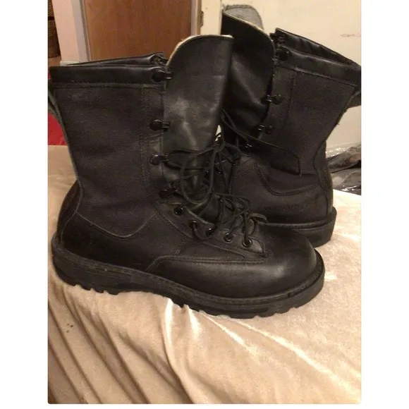 BELLIVELLE BLACK COMBAT BOOTS SZ 8.5 with VIBRAM SOLE AND GORTEX DEFENSE