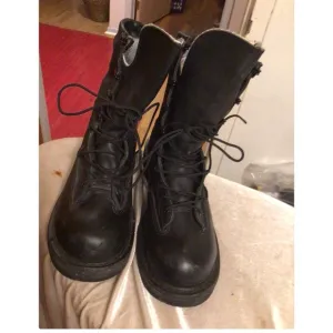 BELLIVELLE BLACK COMBAT BOOTS SZ 8.5 with VIBRAM SOLE AND GORTEX DEFENSE