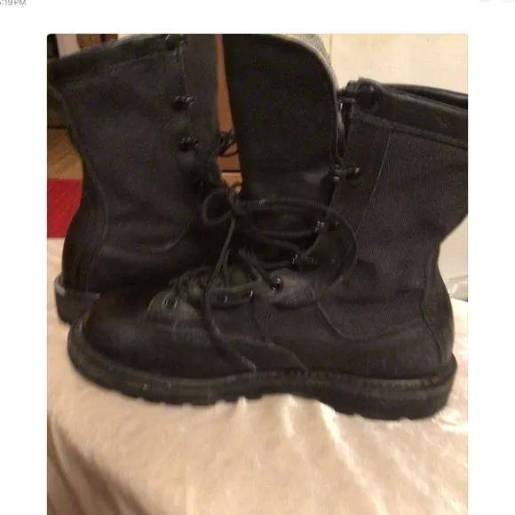 BELLIVELLE BLACK COMBAT BOOTS SZ 8.5 with VIBRAM SOLE AND GORTEX DEFENSE