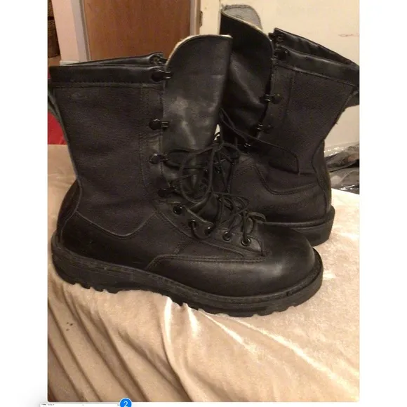 BELLIVELLE BLACK COMBAT BOOTS SZ 8.5 with VIBRAM SOLE AND GORTEX DEFENSE