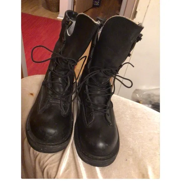 BELLIVELLE BLACK COMBAT BOOTS SZ 8.5 with VIBRAM SOLE AND GORTEX DEFENSE