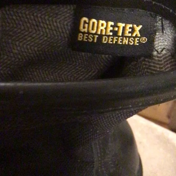 BELLIVELLE BLACK COMBAT BOOTS SZ 8.5 with VIBRAM SOLE AND GORTEX DEFENSE