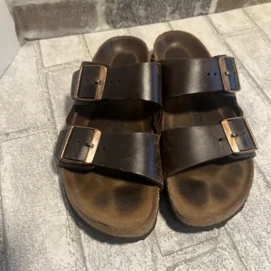 Birkenstock leather Arizona sandals size 37 6-6.5 brown