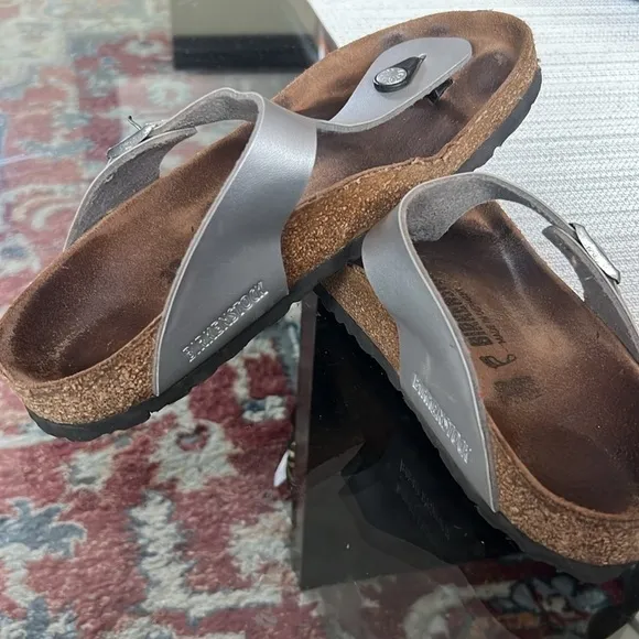 Birkenstock Women’s Gizeh Silver Sandals, silver color