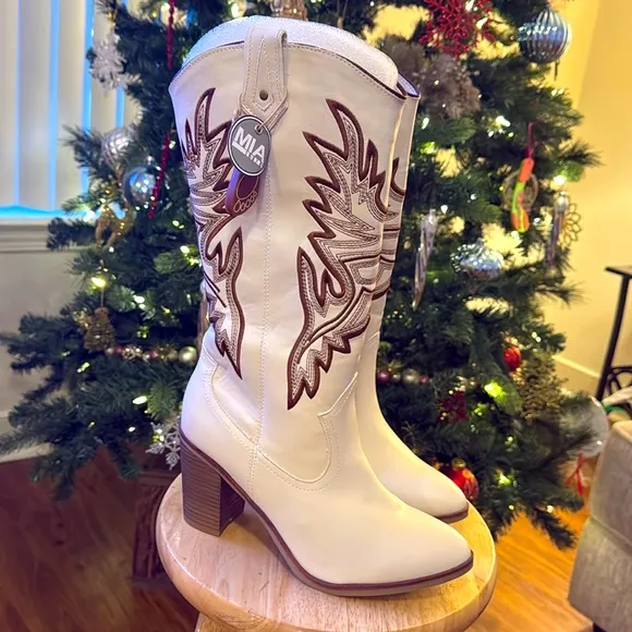 🌺BOGO50%🌺 🆕🌿MIA: Cream/Off White Western Revival Embroidered Boots SIZE 9