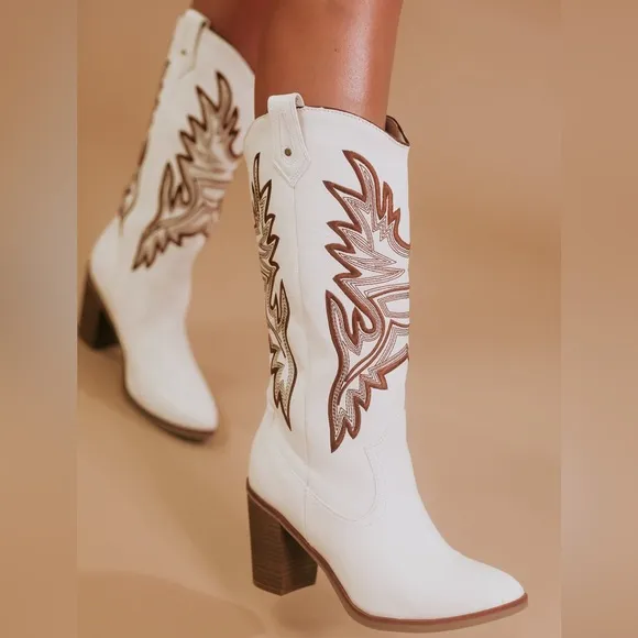 🌺BOGO50%🌺 🆕🌿MIA: Cream/Off White Western Revival Embroidered Boots SIZE 9