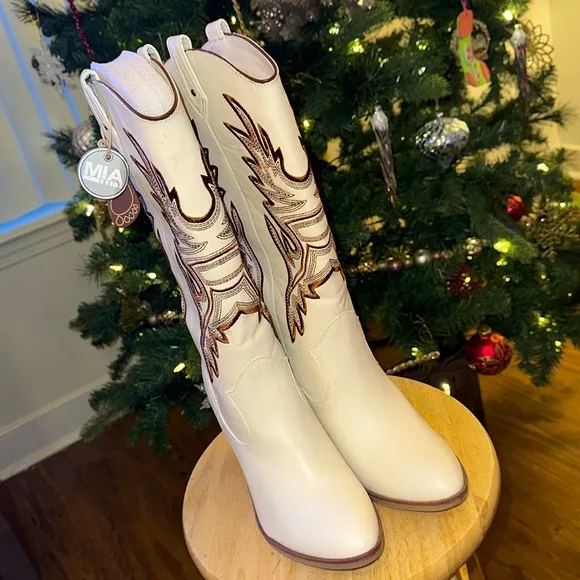 🌺BOGO50%🌺 🆕🌿MIA: Cream/Off White Western Revival Embroidered Boots SIZE 9