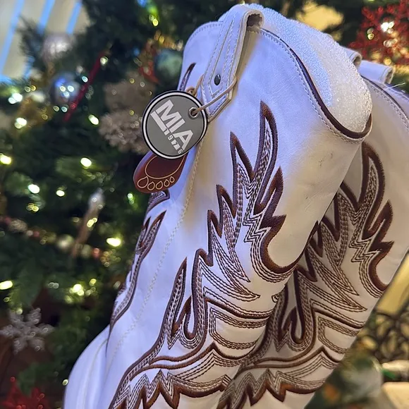 🌺BOGO50%🌺 🆕🌿MIA: Cream/Off White Western Revival Embroidered Boots SIZE 9