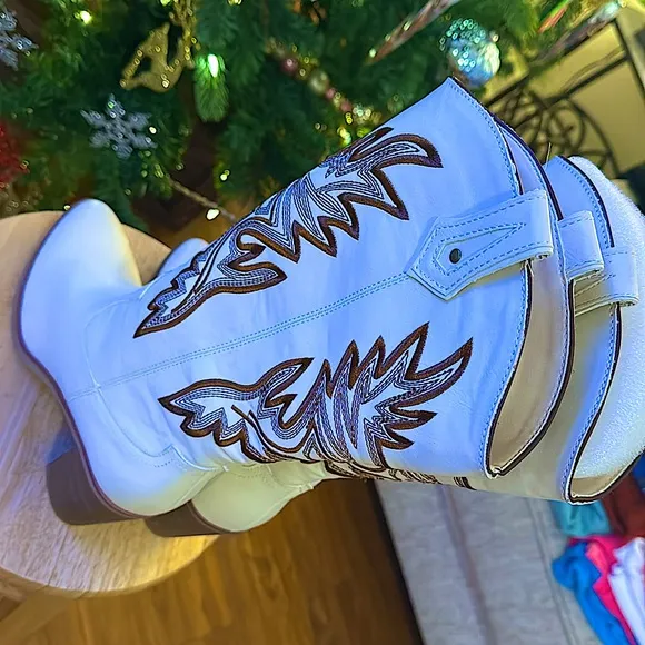 🌺BOGO50%🌺 🆕🌿MIA: Cream/Off White Western Revival Embroidered Boots SIZE 9
