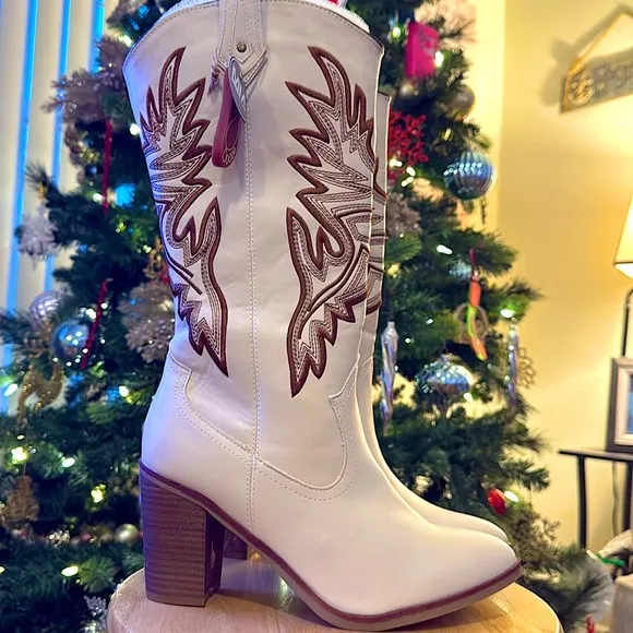🌺BOGO50%🌺 🆕🌿MIA: Cream/Off White Western Revival Embroidered Boots SIZE 9
