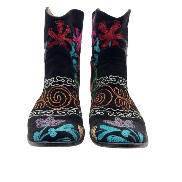 Boho Floral Embroidered Black Velvet Ankle 1.5&quot; Heeled Boots Sz 41 (US 9.5)