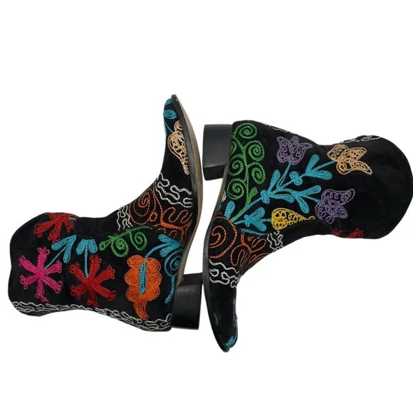 Boho Floral Embroidered Black Velvet Ankle 1.5&quot; Heeled Boots Sz 41 (US 9.5)