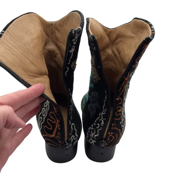 Boho Floral Embroidered Black Velvet Ankle 1.5&quot; Heeled Boots Sz 41 (US 9.5)