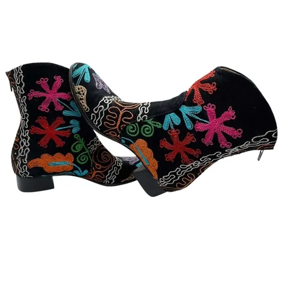 Boho Floral Embroidered Black Velvet Ankle 1.5&quot; Heeled Boots Sz 41 (US 9.5)