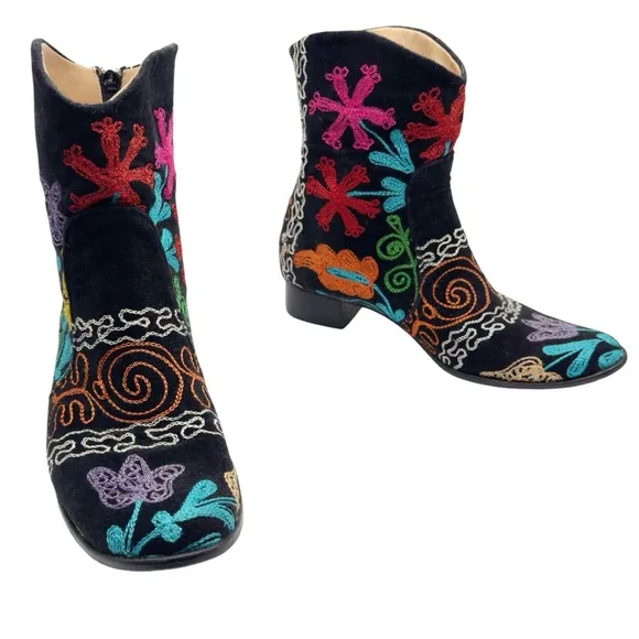 Boho Floral Embroidered Black Velvet Ankle 1.5&quot; Heeled Boots Sz 41 (US 9.5)
