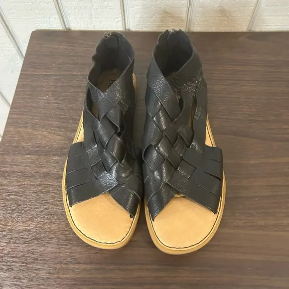 Born IWA Woven Sandals, size 7.