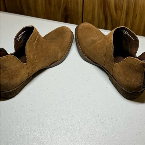 Born Shari II Tan Suede Ankle Boots size 7M southwestern western EUC