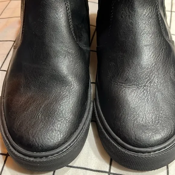 Boys Old Navy Size 5 Black Dress /Casual Shoe.           Worn Once