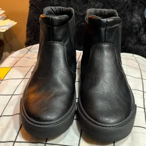 Boys Old Navy Size 5 Black Dress /Casual Shoe.           Worn Once