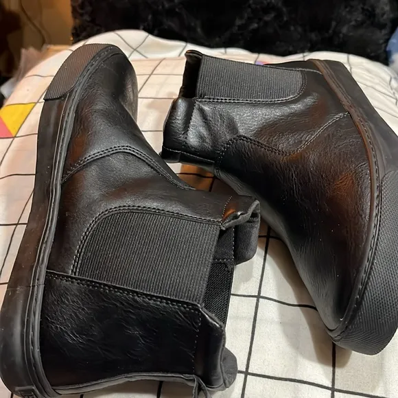 Boys Old Navy Size 5 Black Dress /Casual Shoe.           Worn Once