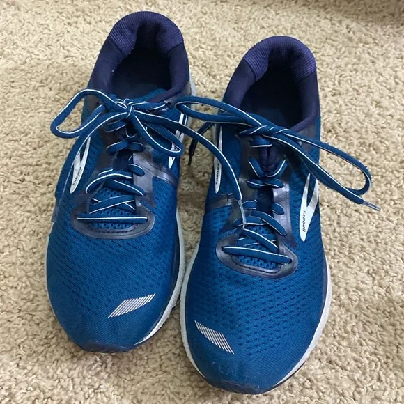 Brooks blue athletic shoes size 8 preowned