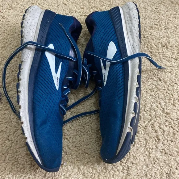 Brooks blue athletic shoes size 8 preowned