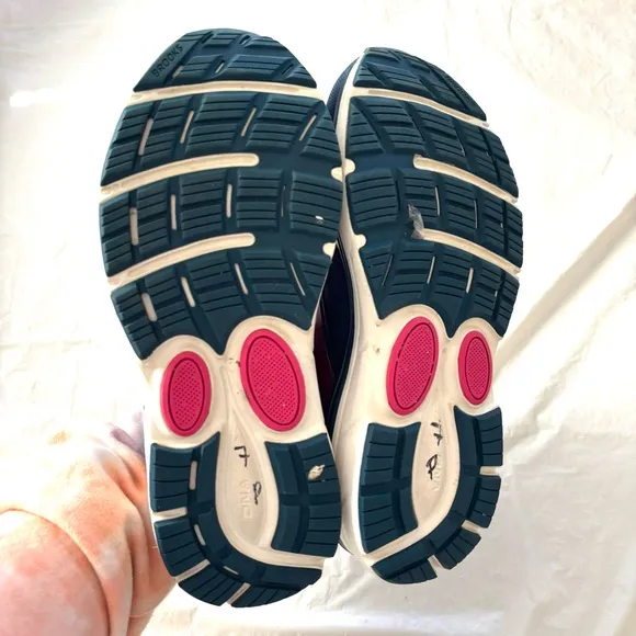 Brooks Dyad 11 Running Shoe Sneakers- Navy and Pink SZ 10 NWOT only tried on