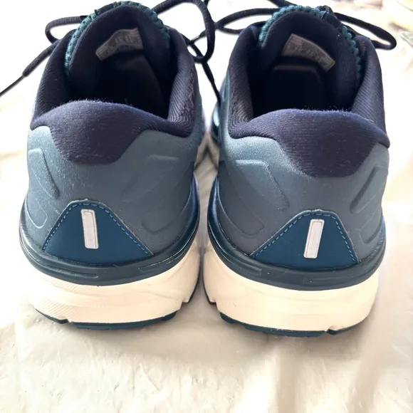 Brooks Dyad 11 Running Shoe Sneakers- Navy and Pink SZ 10 NWOT only tried on